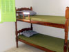 Primeiro quarto com quatro camas de solteiro e ar-condicionado